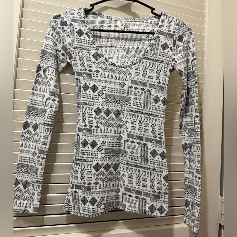 Patterned Gray and White Women's Top
